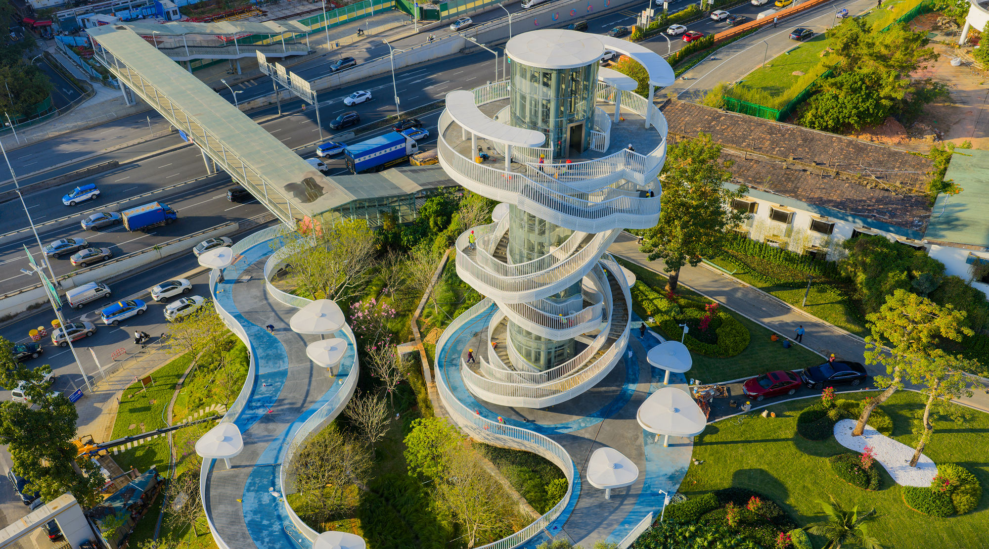 環深圳水庫綠道（二期）及圍嶺公園-東湖公園連廊天橋（東湖人行天橋、東湖賓館節點）盛大啟幕，湖光塔點亮生態新地標